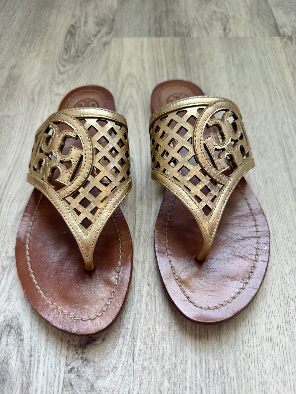 Tory Burch - Metallic Gold Leather Slide Sandals with Cutout Logo - Picture 5 of 8